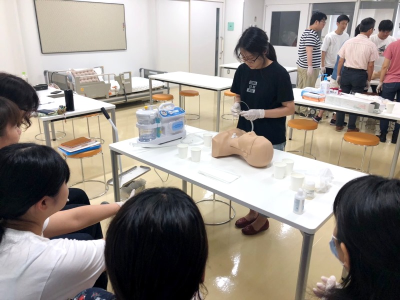 【言語聴覚学科】 吸引の技術を磨きます！