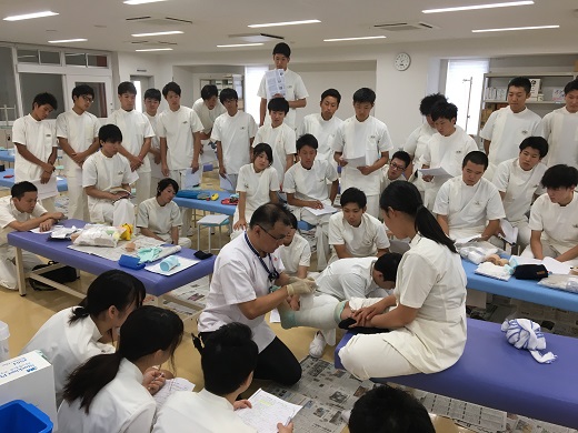 【柔道整復学科】　2年ギプスシャーレ作り