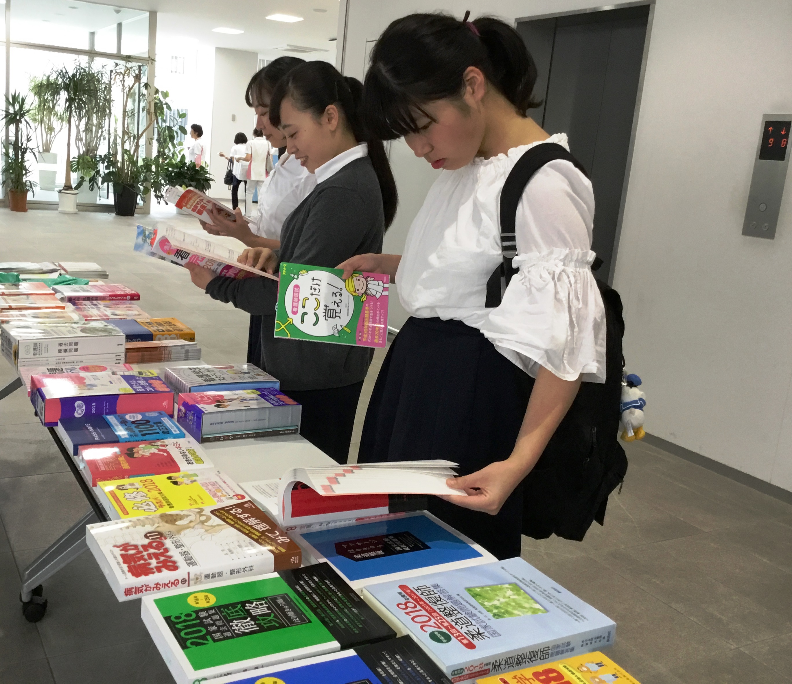 【看護学科】 図書販売を開始しました!