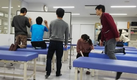 【理学療法学科】　ある日の授業後・授業前・・・。