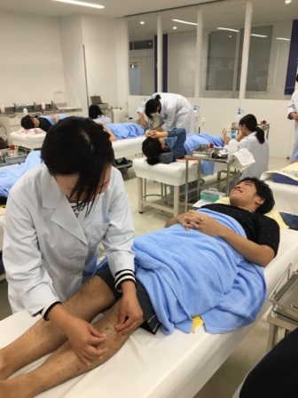 【鍼灸学科】　1年生が初・対人刺鍼へ