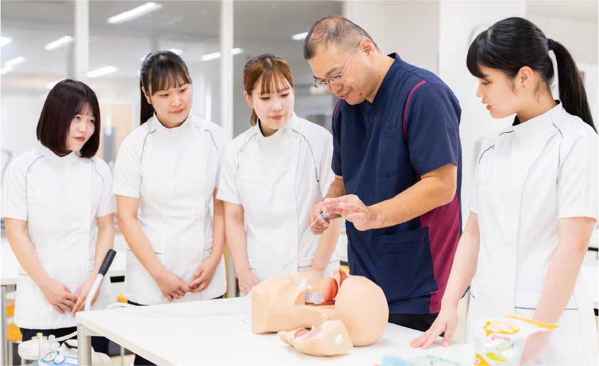 嚥下障害演習を実施している写真