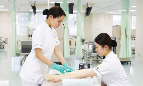 採血演習 授業中の様子