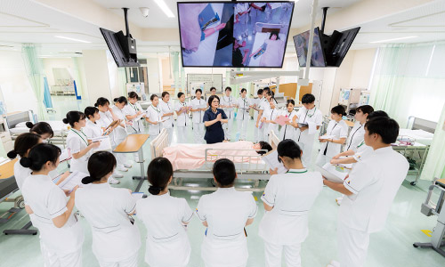 実習室で授業中の写真