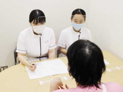 実習指導者から実習内容について説明を受けている写真