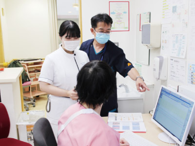 院内の業務や患者さんへの対応方法などを学んでいる写真