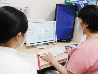 実習指導者に患者さんの状態や対応について相談している写真