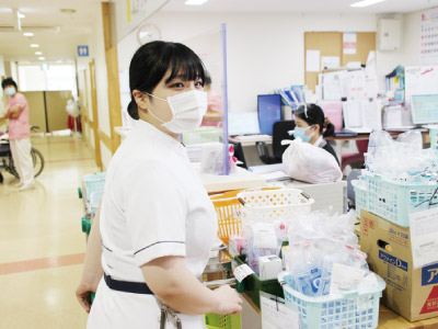 看護ステーションで作業している写真