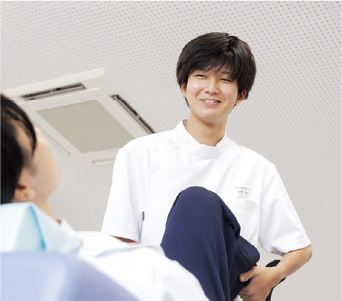 理学療法学科 生徒が実習中の写真1