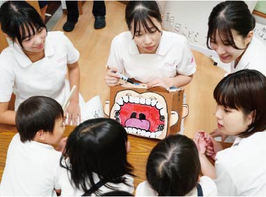 小学生に正しい歯磨きを教えている様子