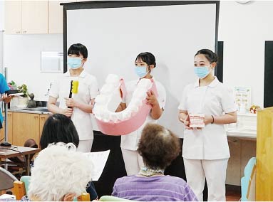 高齢者への口腔ケア指導