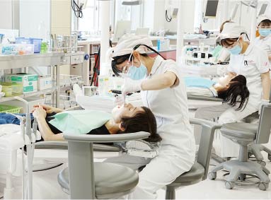 模擬患者実習として家族の方の口腔ケアを行っている様子 その1