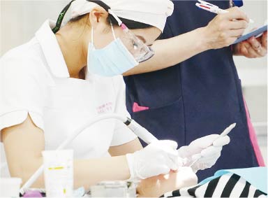 模擬患者実習として家族の方の口腔ケアを行っている様子 その2