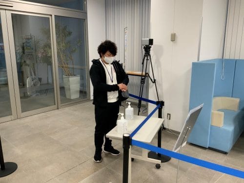 【鍼灸学科】手指消毒中にインタビュー!!!(校舎入口にて)