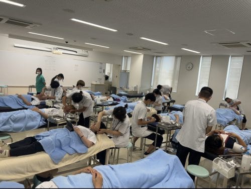 【鍼灸学科】美容鍼の練習！（３年生）